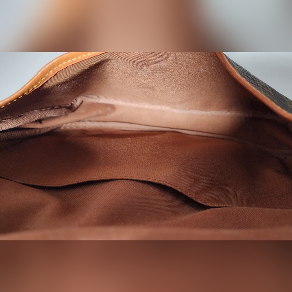 Louis Vuitton Saumur 30. Dryness & slight water marks on vachetta. - Picture 10 of 14